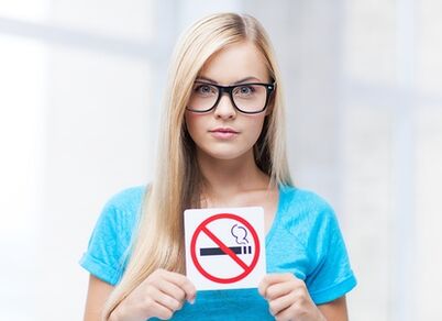 meisje met een bord met een rookverbod bij de ingang